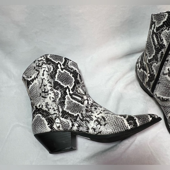 JOL Molly Faux Snakeskin Ankle Boots Women’s Size 7 Black and White - Picture 9 of 16